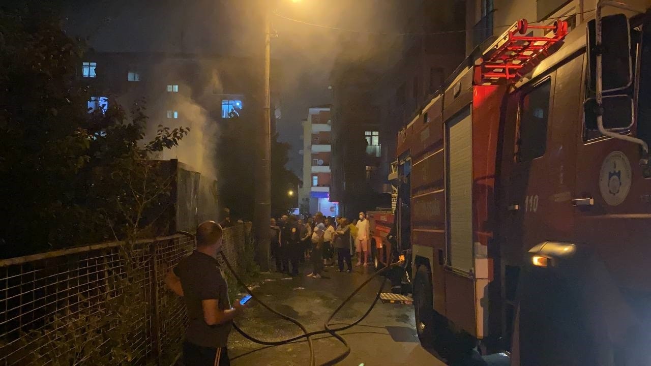 Darp ettiği babası şikayetçi olunca, konteyneri ateşe verdi