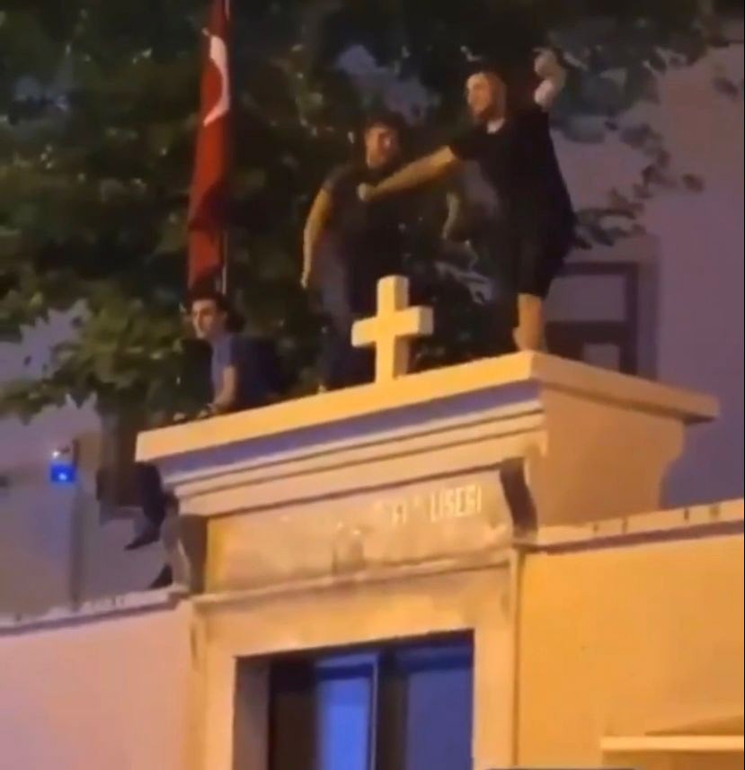 Kilisede dans eden gençlere ev hapsi