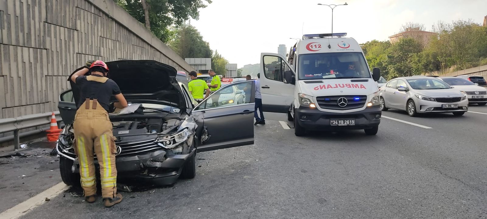 TEM'de zincirleme kaza: 2'si polis 3 yaralı