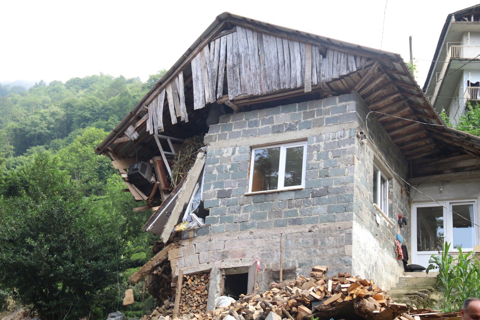 Hacı olma hayali evinin yarısı ile birlikte gitti