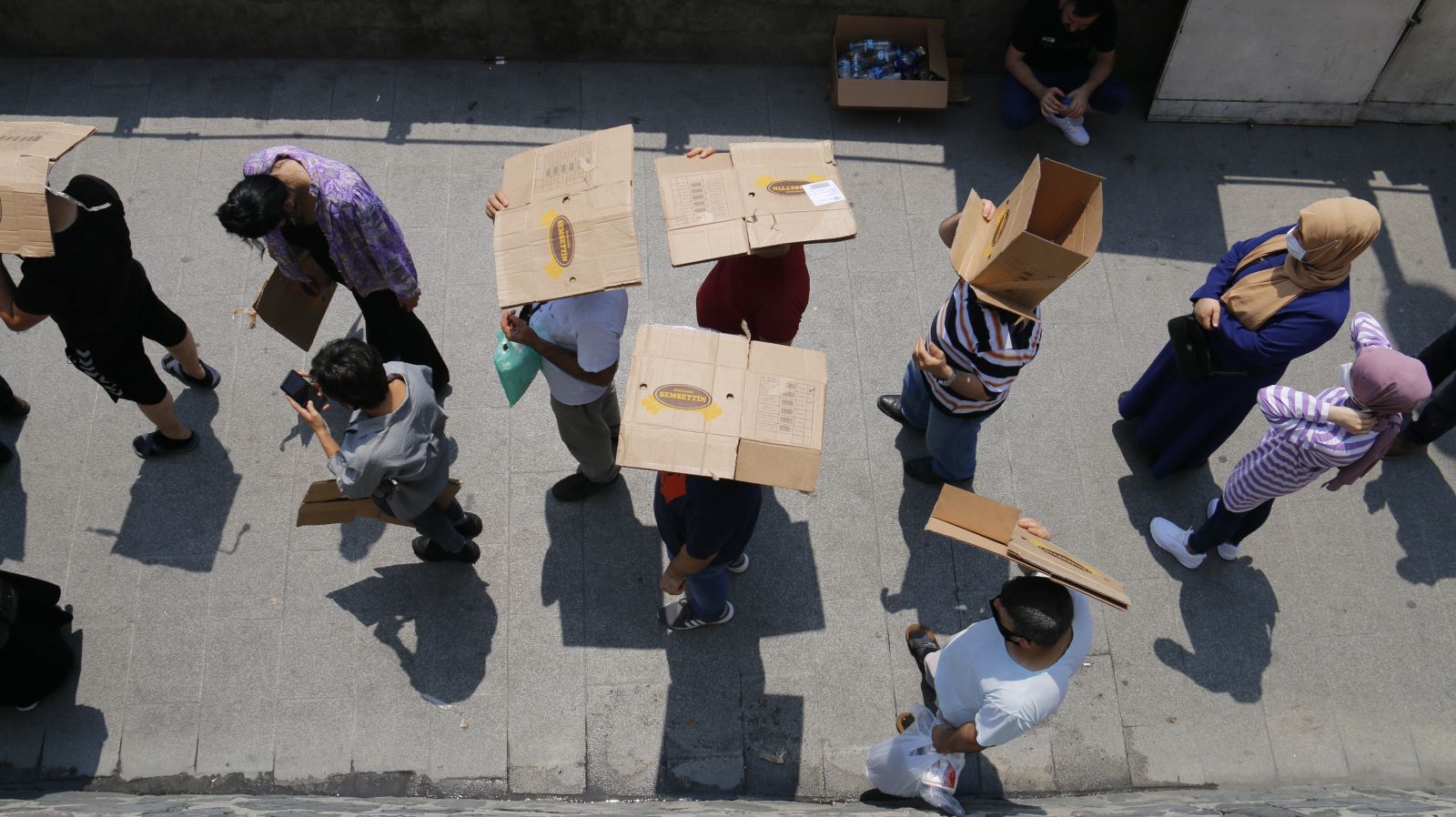 Ucuz baklava kuyruğu havadan görüntülendi