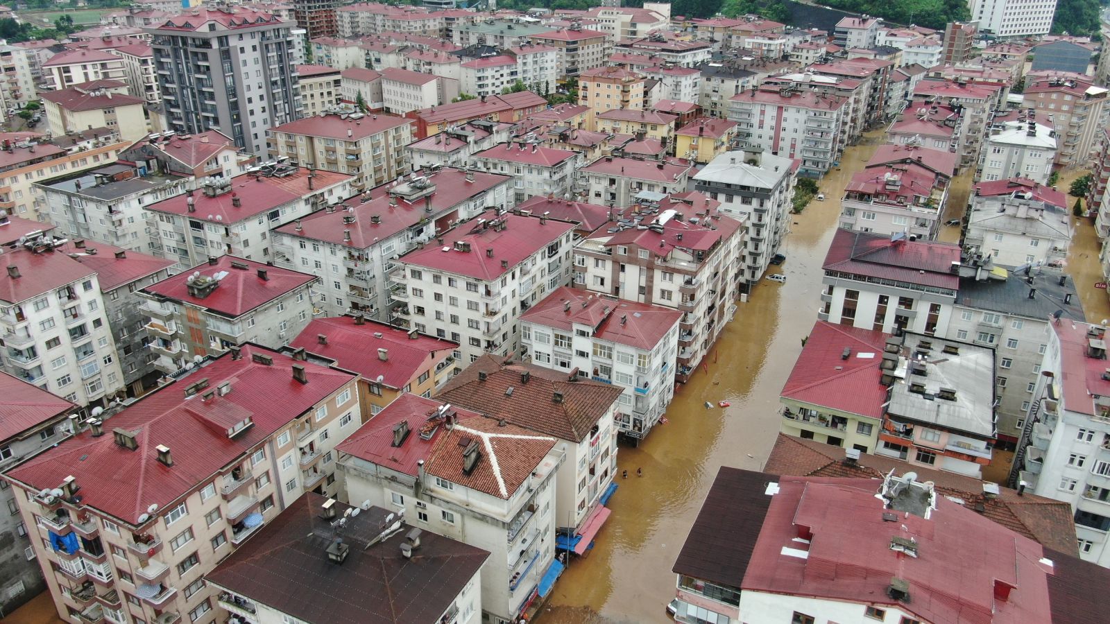 Artvin sele teslim: İlçe merkezi adeta göle döndü