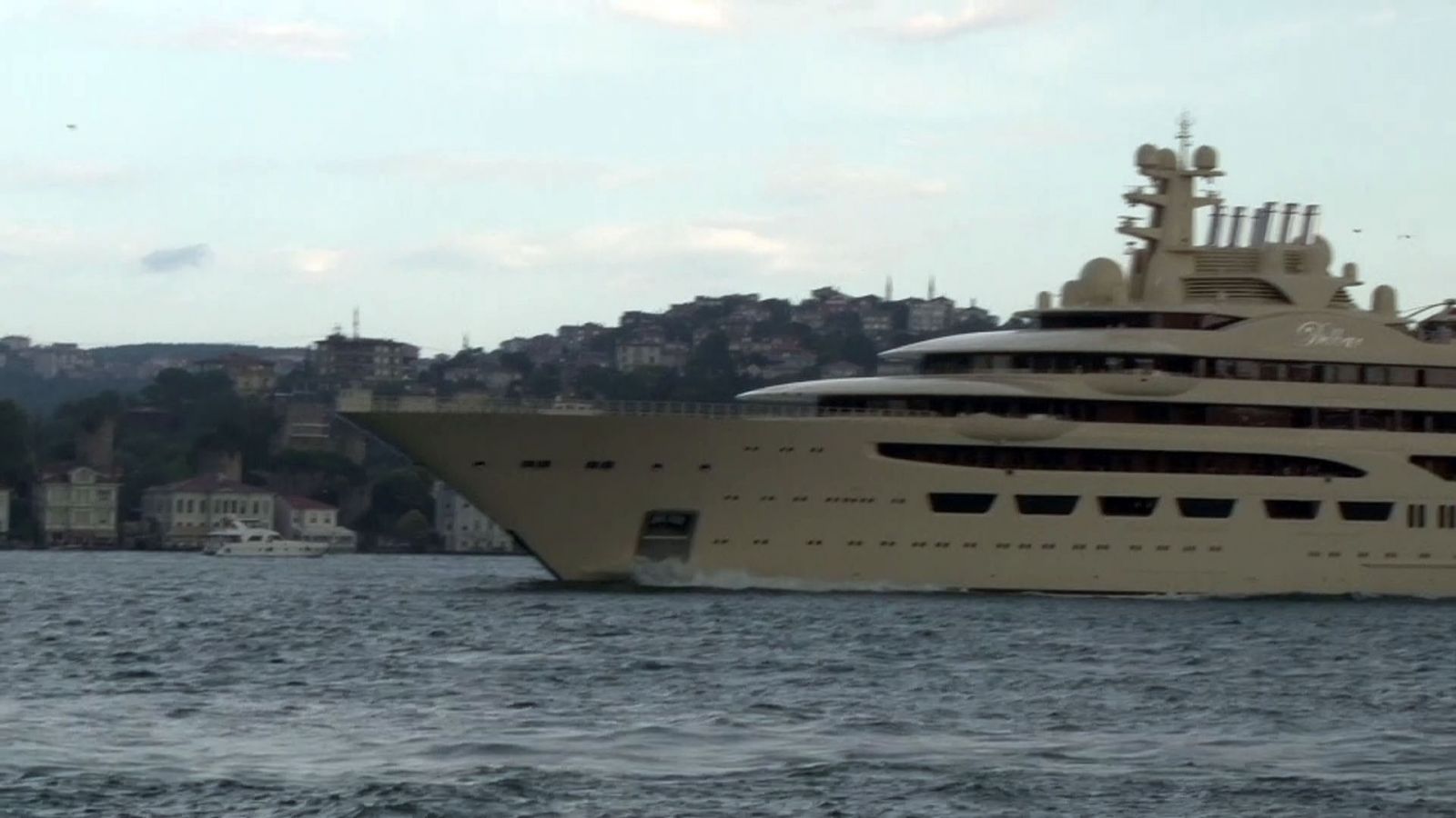 Dünyanın en büyük süper yatlarından ’Dilbar’ İstanbul Boğazı’ndan geçti Dünyanın en büyük süper yatlarından ’Dilbar’ İstanbul Boğazı’ndan geçti