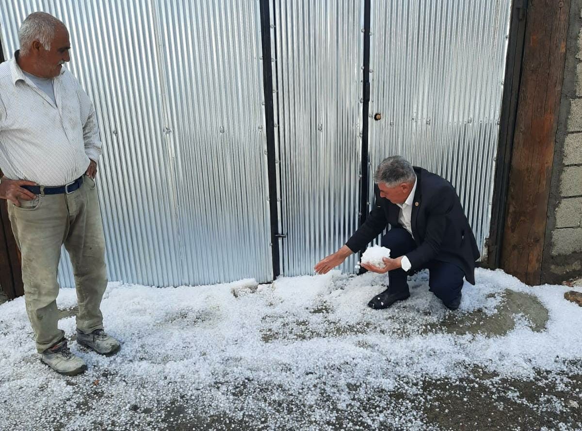 Van'da dolu yağdı, bir mahalle beyaza büründü