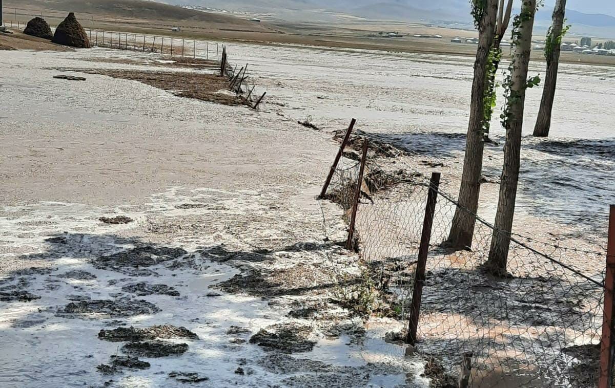 Van'da dolu yağdı, bir mahalle beyaza büründü