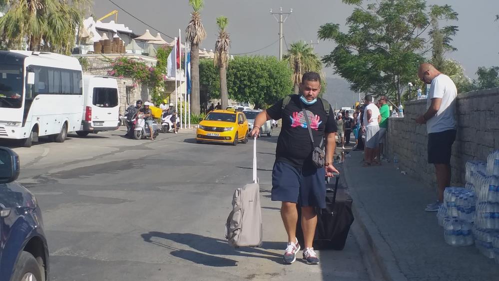 Bodrum’da yangın durmuyor, Belediye Başkanı'ndan halka çağrı Bodrum’da yangın durmuyor, Belediye Başkanı'ndan halka çağrı