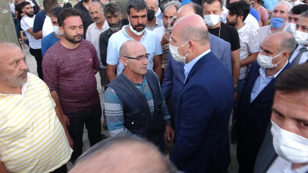Bakan Soylu'dan katledilen ailenin yakınlarına ziyaret