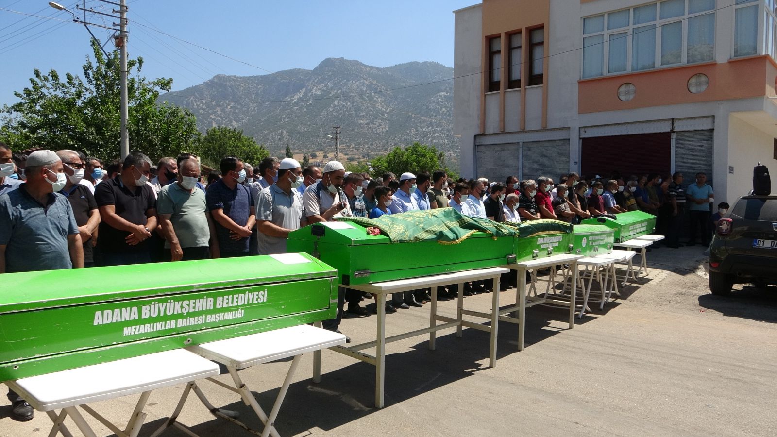 Kazada bir aile yok oldu! Yan yana defnedildiler Kazada bir aile yok oldu! Yan yana defnedildiler
