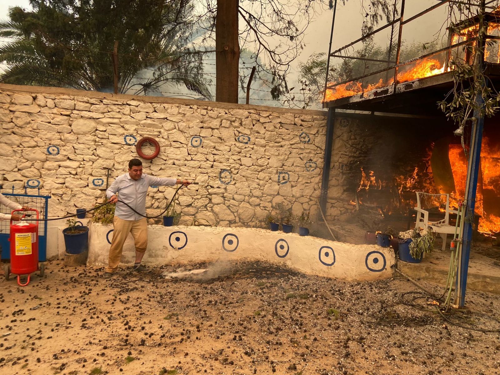 Bodrum'da yangın büyüyor! Alevler evlere sıçradı