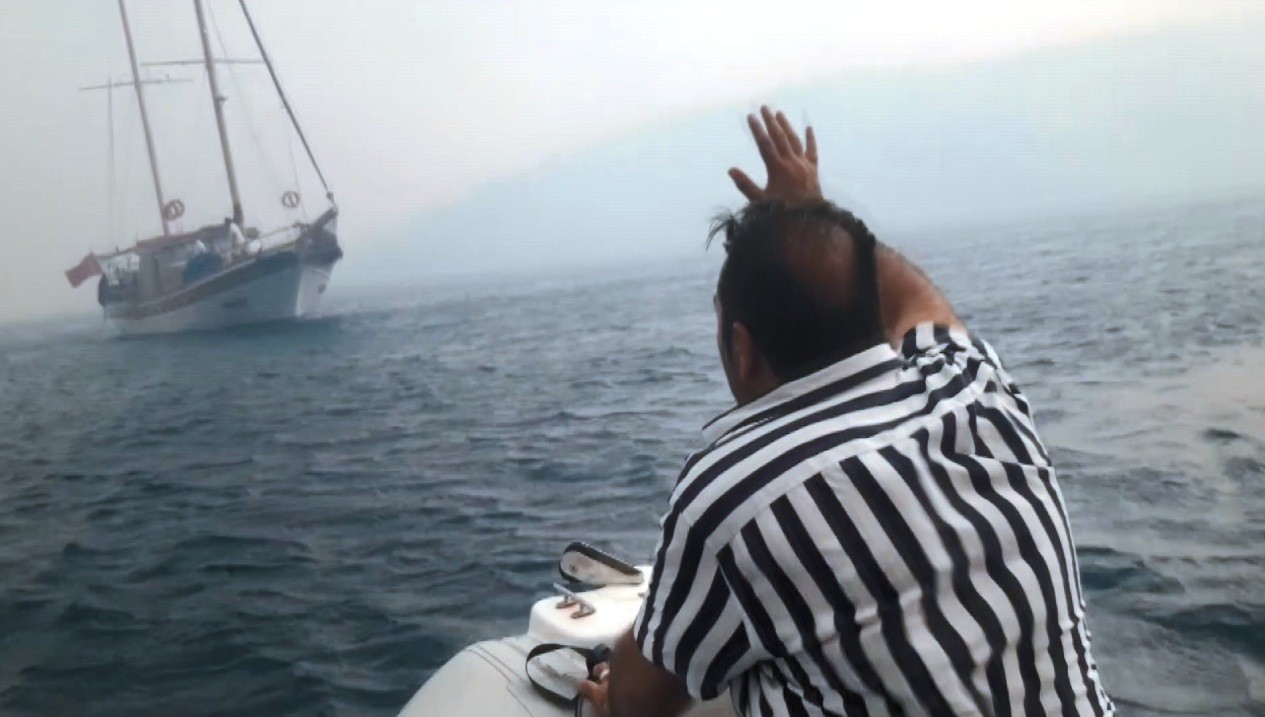 İHA ekibi Muğla'da alevlerin arasında kaldı! O anlar kamerada İHA ekibi Muğla'da alevlerin arasında kaldı! O anlar kamerada