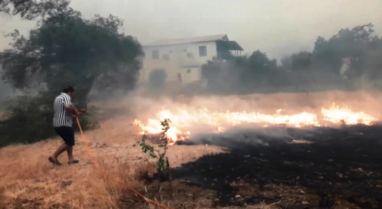 İHA ekibi Muğla'da alevlerin arasında kaldı! O anlar kamerada İHA ekibi Muğla'da alevlerin arasında kaldı! O anlar kamerada