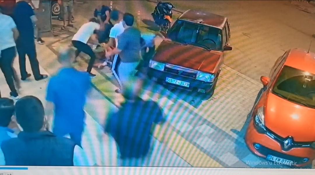 Kafasından tuttuğu şahsın sırtına bıçağı sapladı