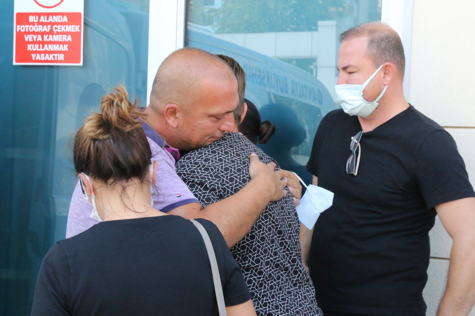 Fırtınada kopan tabela, anneyi canından etti