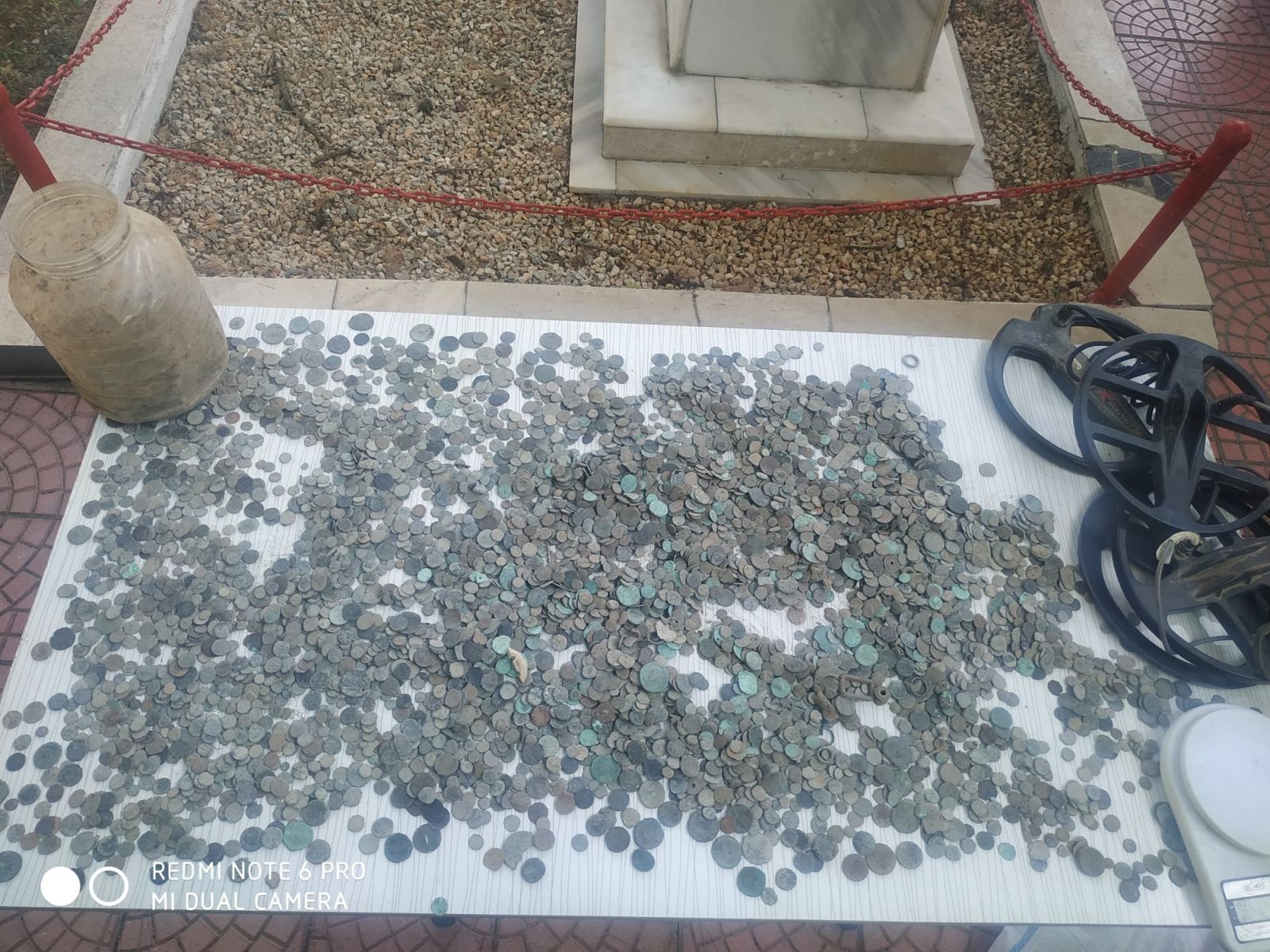 Polisi gören tarihi eser kaçakçısı karı-koca, tarihi eserleri klozete attı