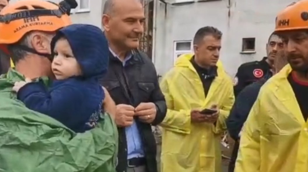 Selde kurtarılan 1 yaşındaki Osman’a Bakan Soylu’dan şefkat eli Selde kurtarılan 1 yaşındaki Osman’a Bakan Soylu’dan şefkat eli