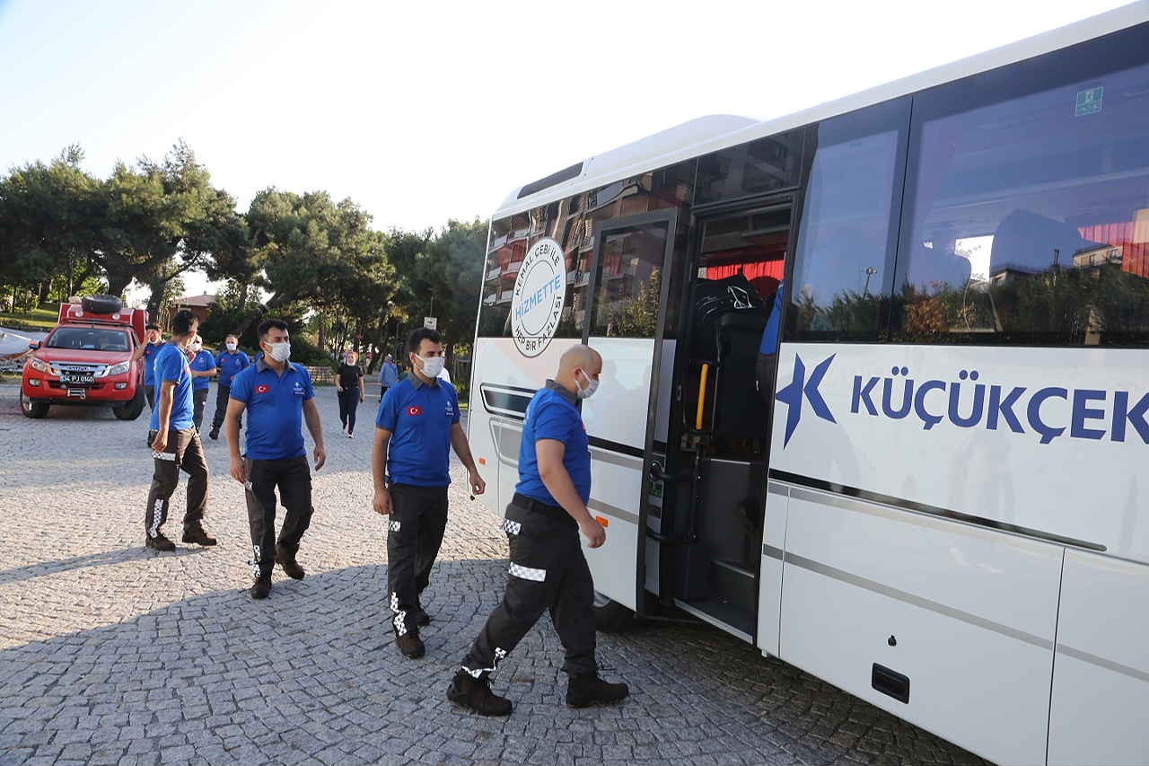 Küçükçekmece Belediyesi afetzedeler için yola çıktı Küçükçekmece Belediyesi afetzedeler için yola çıktı