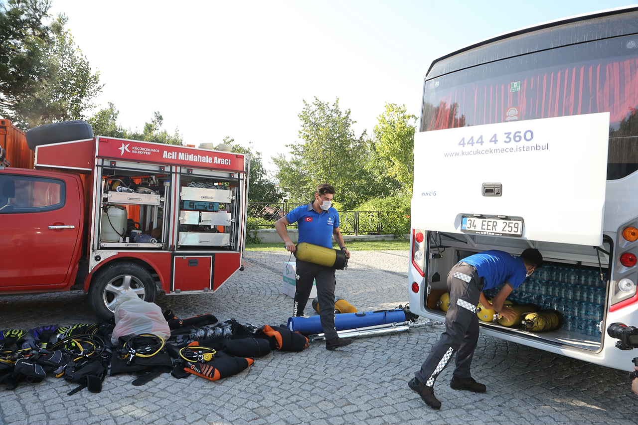 Küçükçekmece Belediyesi afetzedeler için yola çıktı Küçükçekmece Belediyesi afetzedeler için yola çıktı