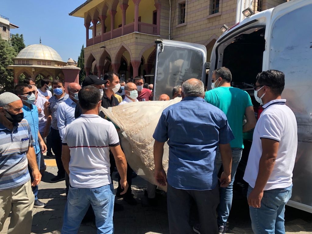 Hayatını kaybeden sağlık çalışanı son yolculuğuna gelinlikle uğurlandı