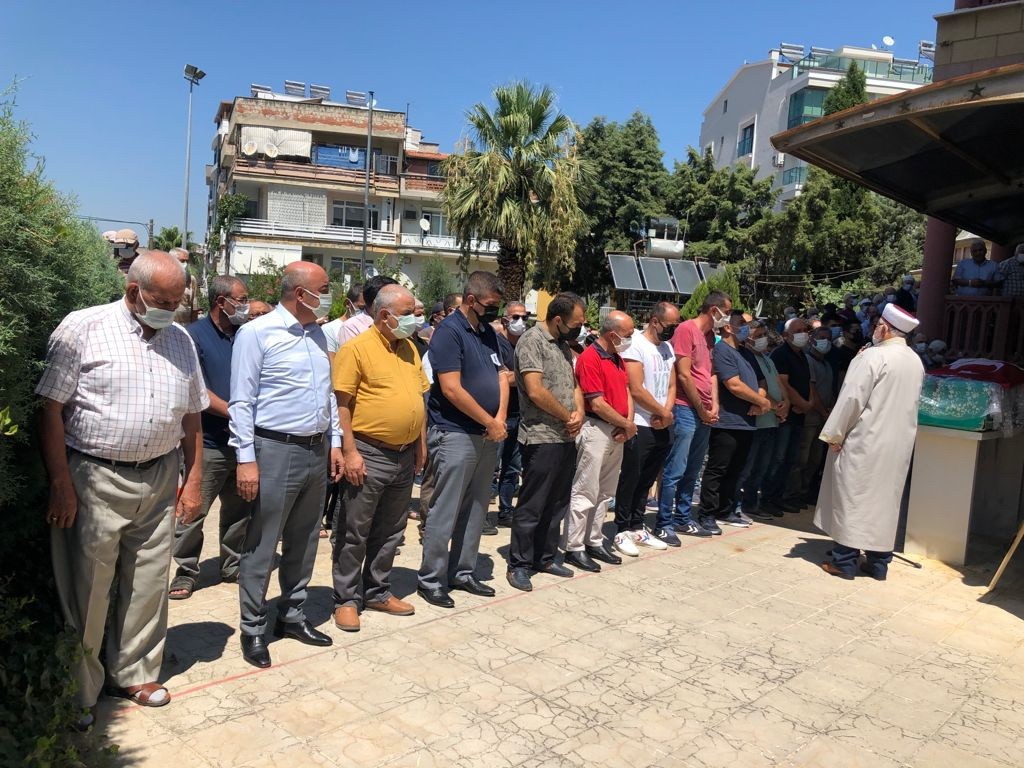 Hayatını kaybeden sağlık çalışanı son yolculuğuna gelinlikle uğurlandı