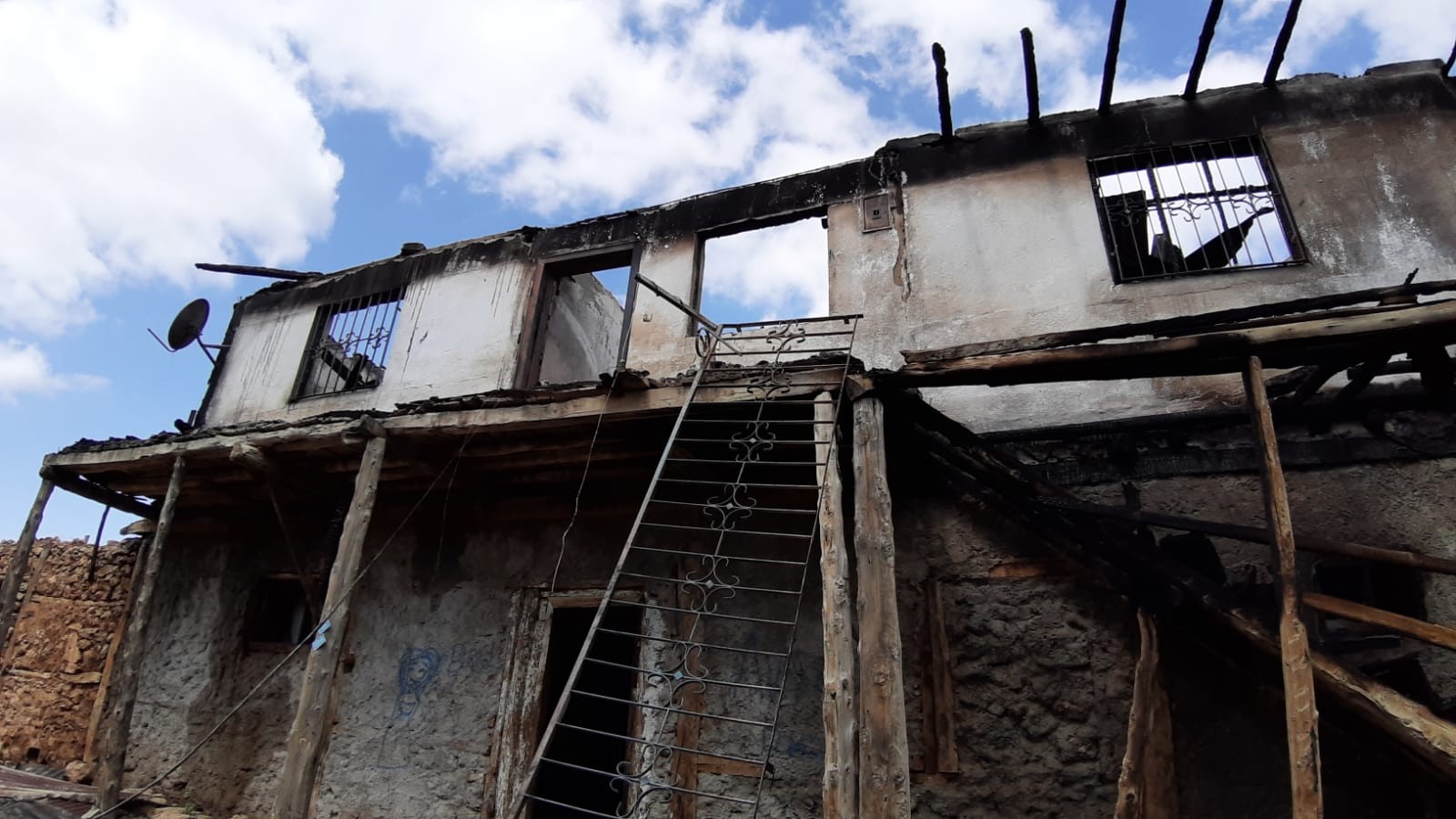 Evi yangında küle döndü! Evine bakıp ağlaması ise yürekleri yaktı