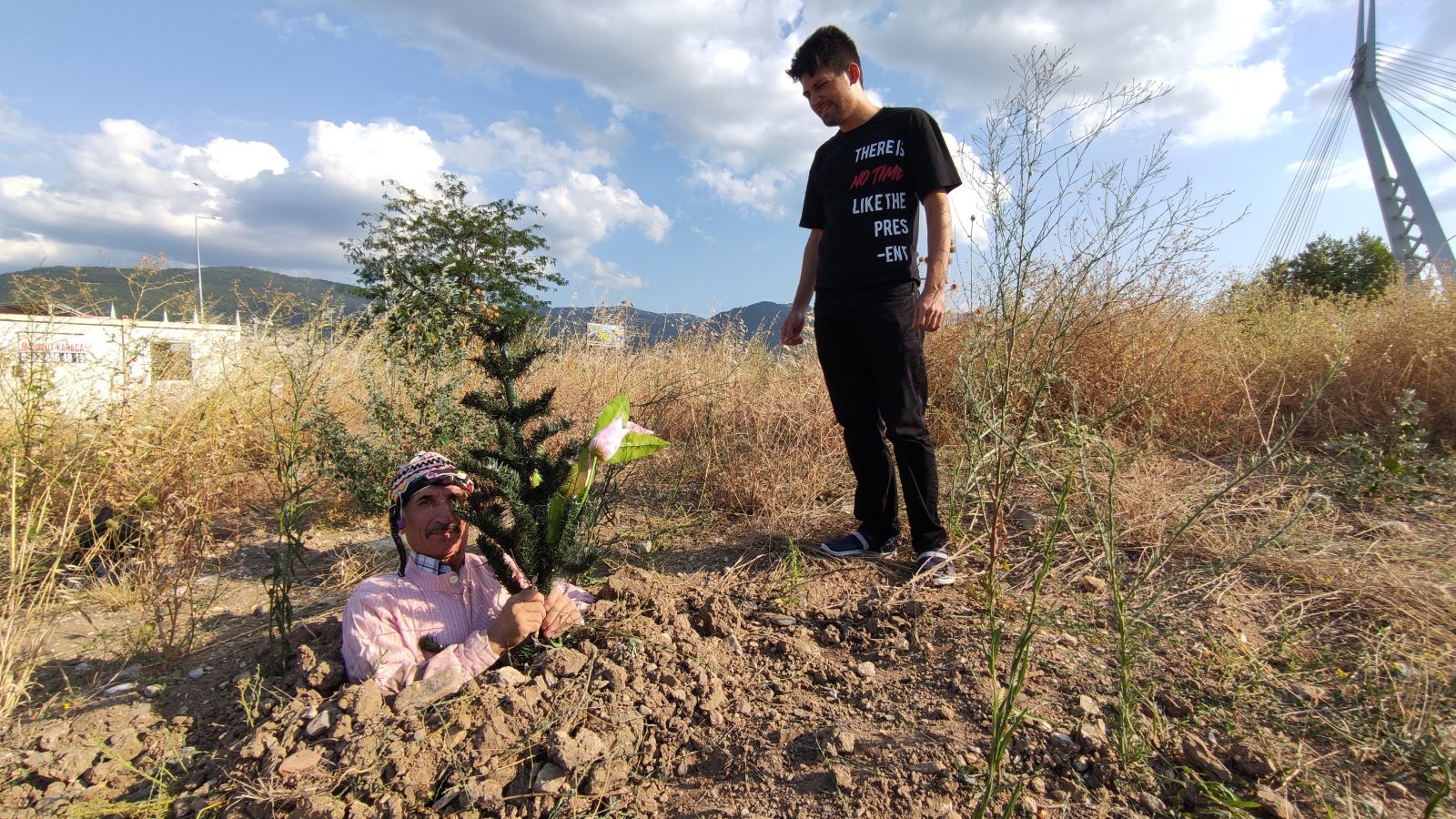 Ünlü tiyatrocu toprağı kazıp kendini diri diri gömdü