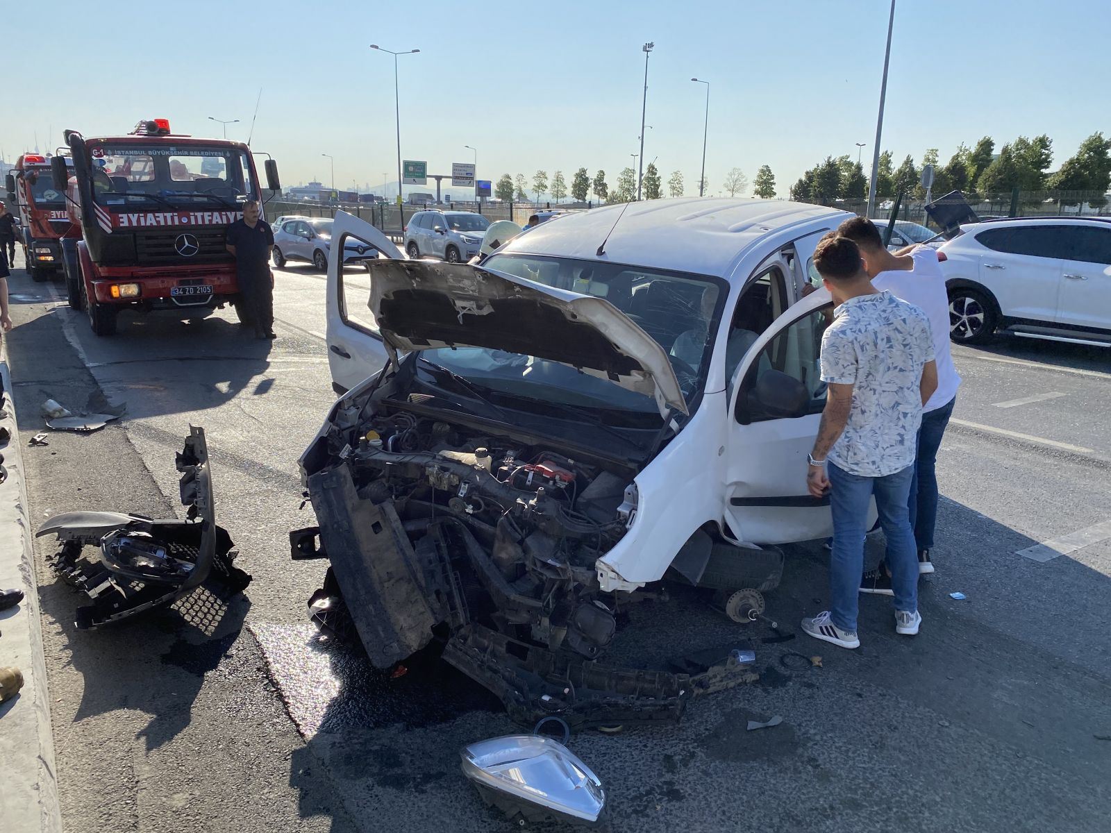 Trafik kazası geçirdi! Şoka girince aracından çıkamadı Trafik kazası geçirdi! Şoka girince aracından çıkamadı