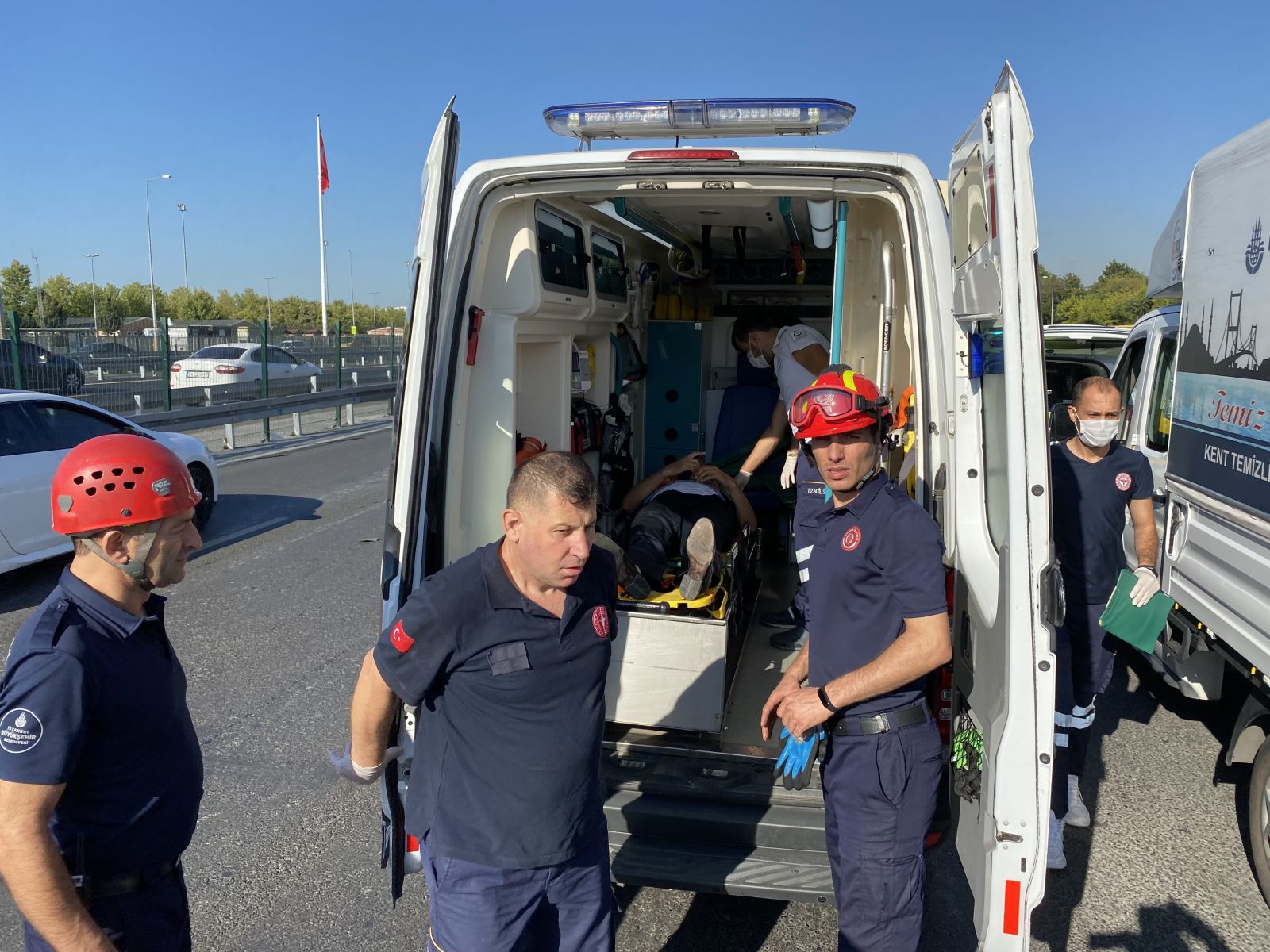 Trafik kazası geçirdi! Şoka girince aracından çıkamadı Trafik kazası geçirdi! Şoka girince aracından çıkamadı