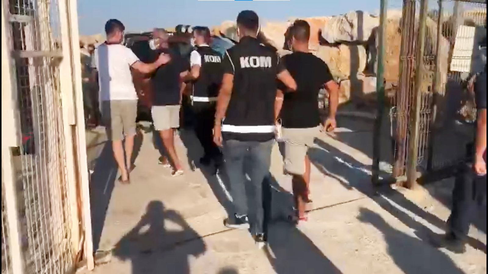 Tekne ile kaçmaya çalışan 9 FETÖ’cü yakalandı Tekne ile kaçmaya çalışan 9 FETÖ’cü yakalandı