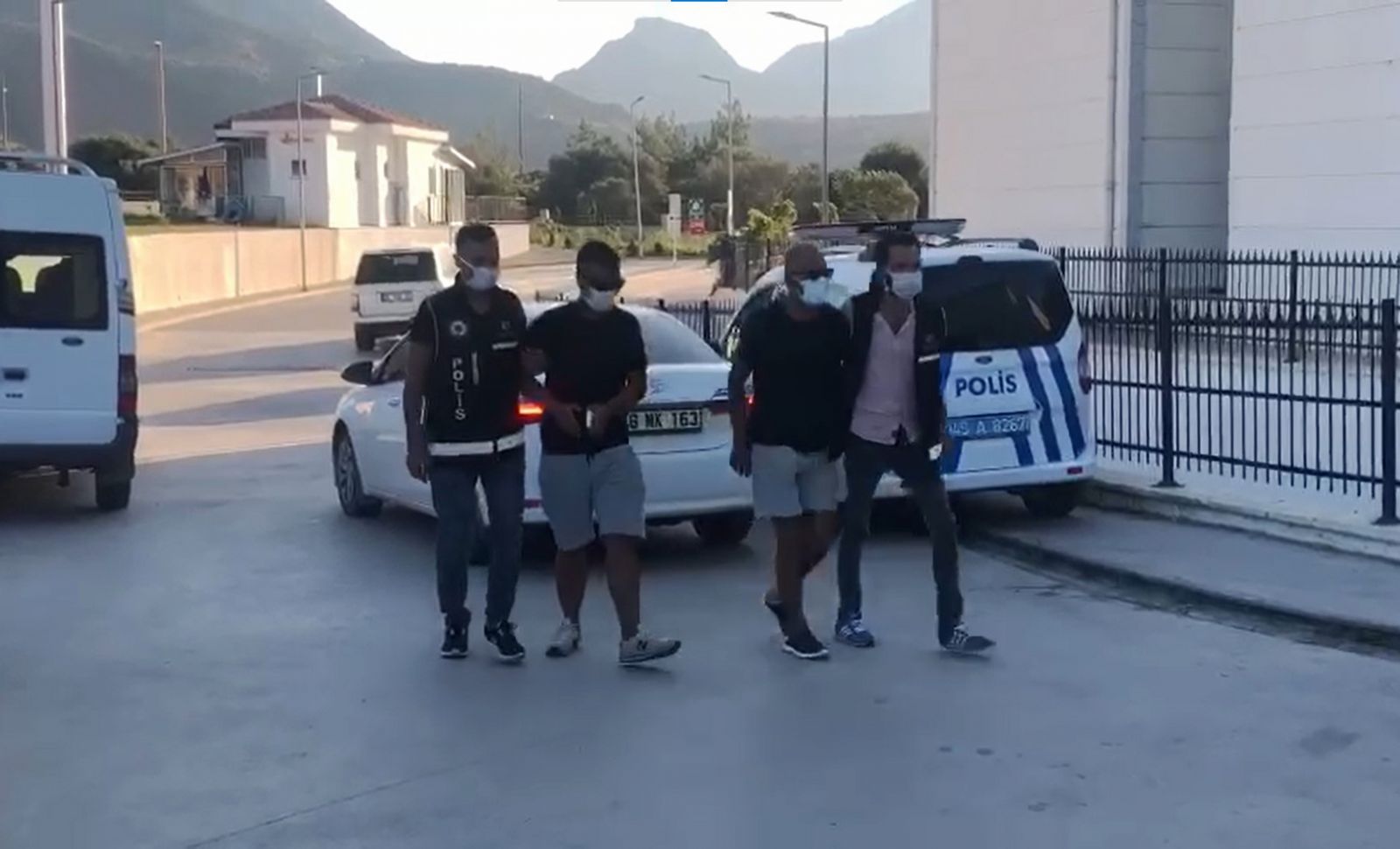 Tekne ile kaçmaya çalışan 9 FETÖ’cü yakalandı Tekne ile kaçmaya çalışan 9 FETÖ’cü yakalandı
