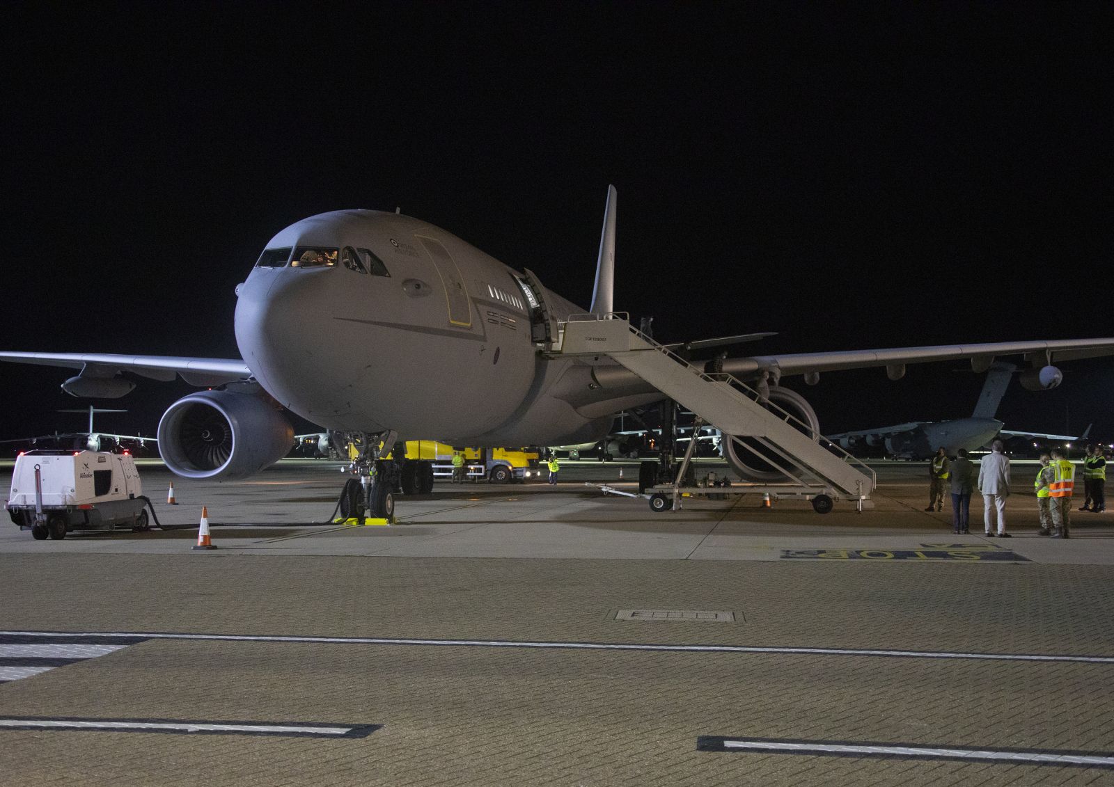 Afganistan’dan kalkan ilk tahliye uçağı İngiltere’ye iniş yaptı