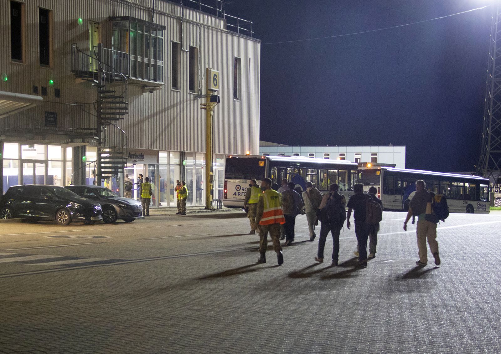 Afganistan’dan kalkan ilk tahliye uçağı İngiltere’ye iniş yaptı