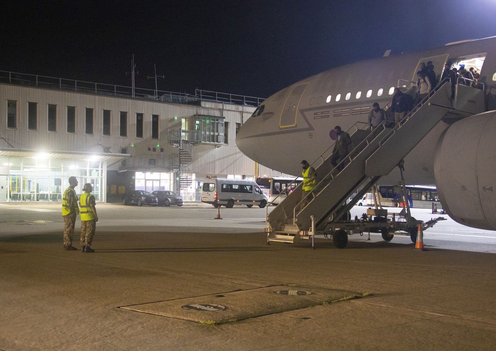 Afganistan’dan kalkan ilk tahliye uçağı İngiltere’ye iniş yaptı