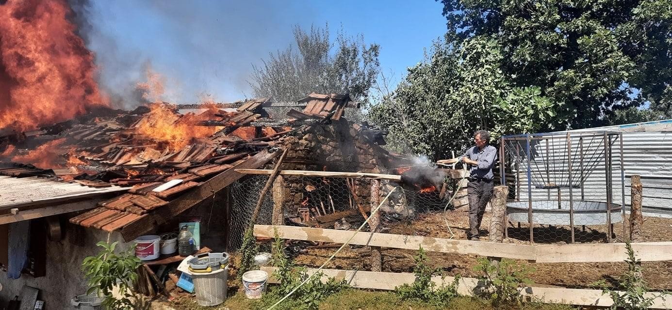 Çanakkale’de çıkan yangında bir ev ile 400 adet saman küle döndü Çanakkale’de çıkan yangında bir ev ile 400 adet saman küle döndü