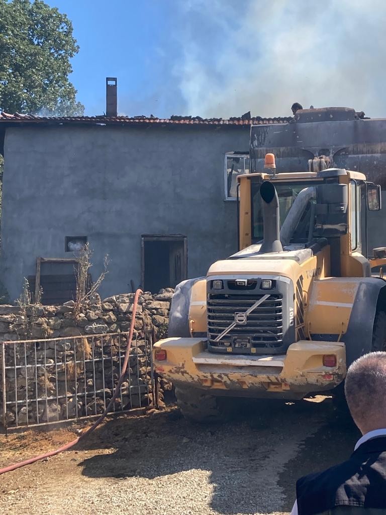 Çanakkale’de çıkan yangında bir ev ile 400 adet saman küle döndü Çanakkale’de çıkan yangında bir ev ile 400 adet saman küle döndü