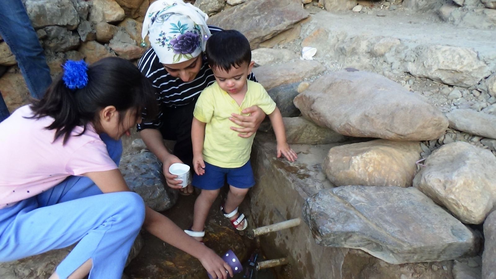 Batman’da bulunan şifalı çeşmeye vatandaşlar akın etti!