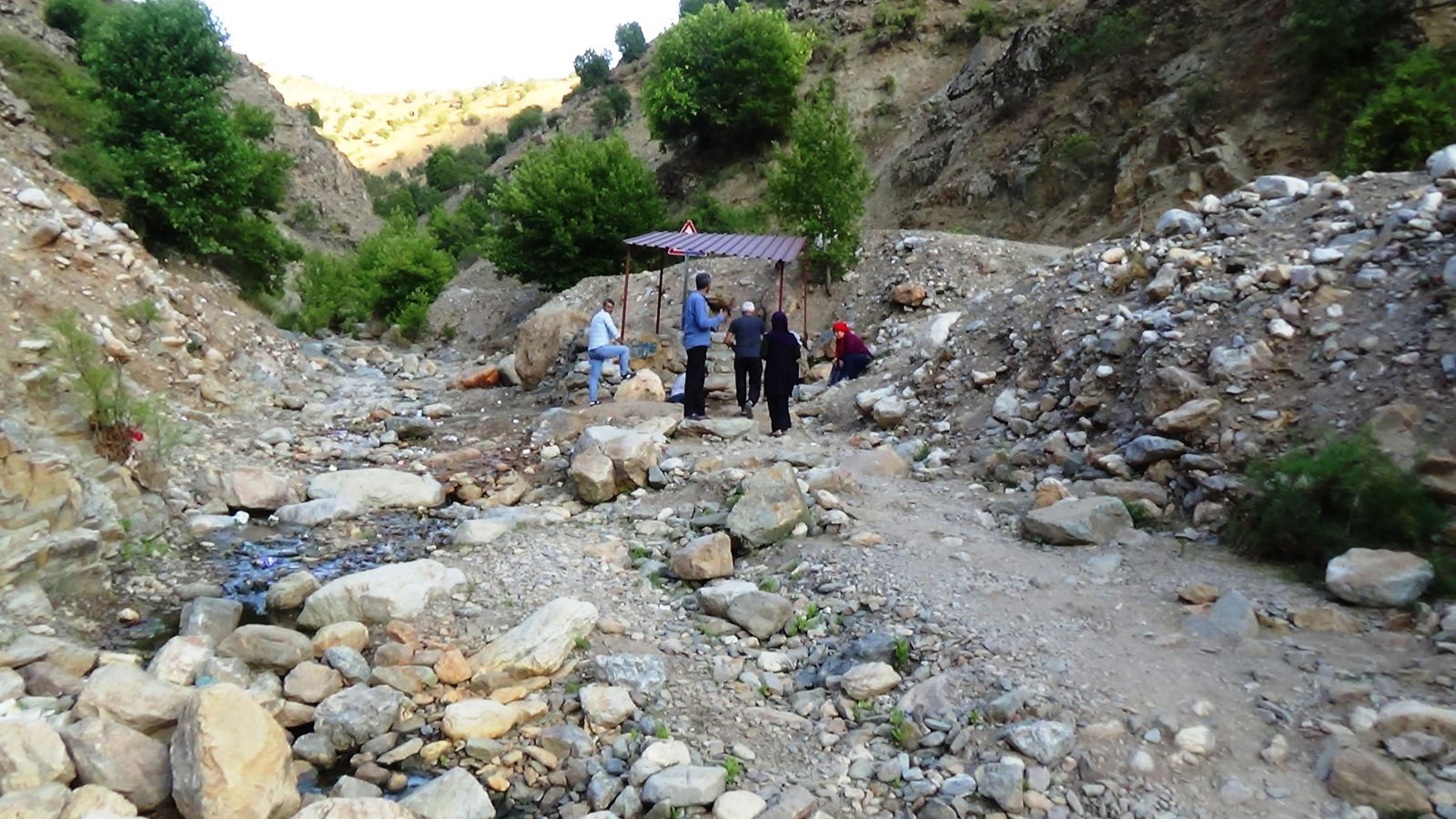 Batman’da bulunan şifalı çeşmeye vatandaşlar akın etti!