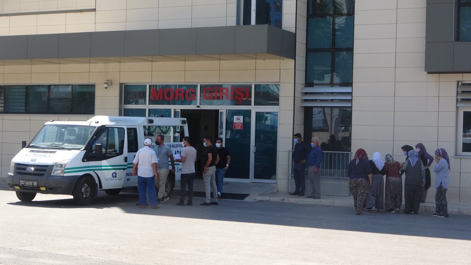 Kaçan boğayı yakalamak istedi! Canından oldu