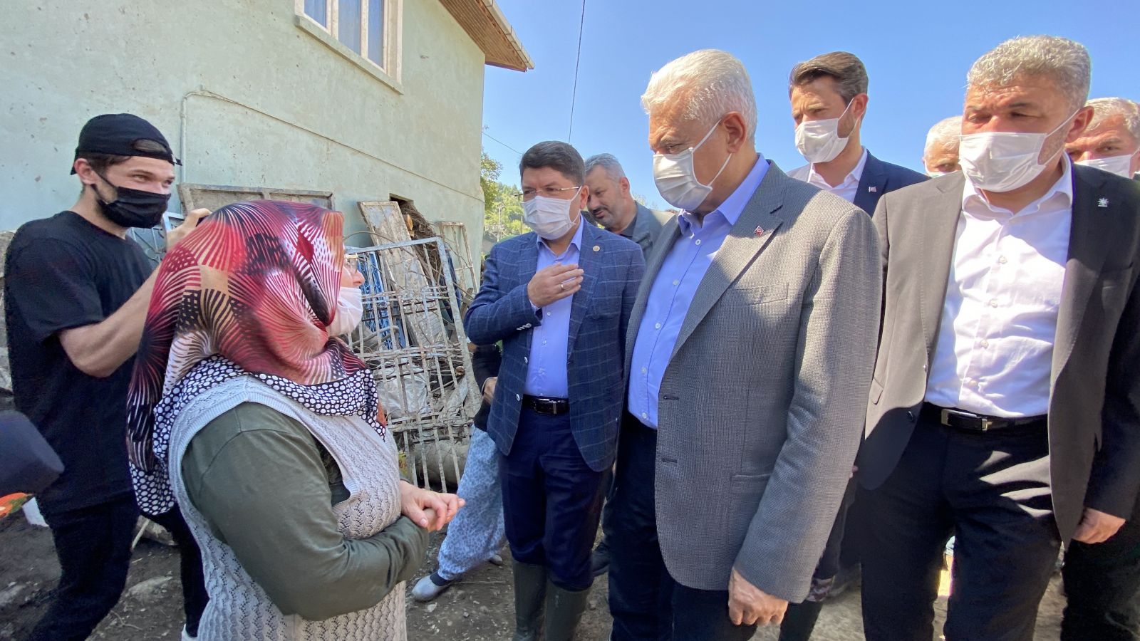 Binali Yıldırım afetzedelerin yanında! Zafer Köyünü ziyaret etti Binali Yıldırım afetzedelerin yanında! Zafer Köyünü ziyaret etti