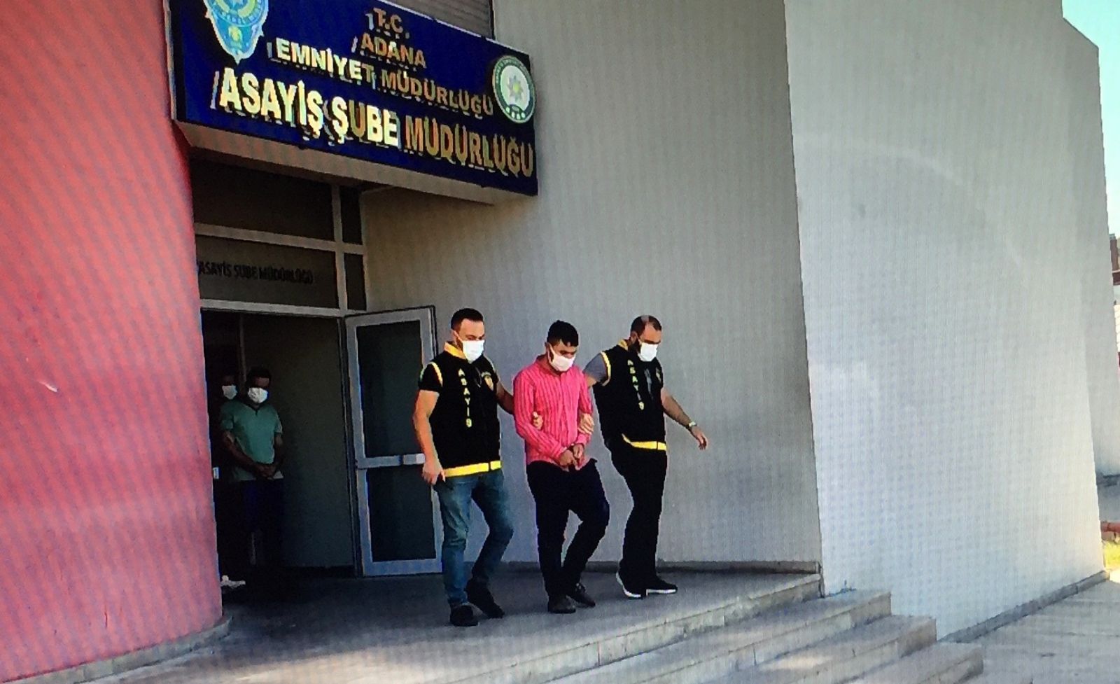 Eşiyle küstü! Barışabilmek için 2 ayrı kamyonet çaldı