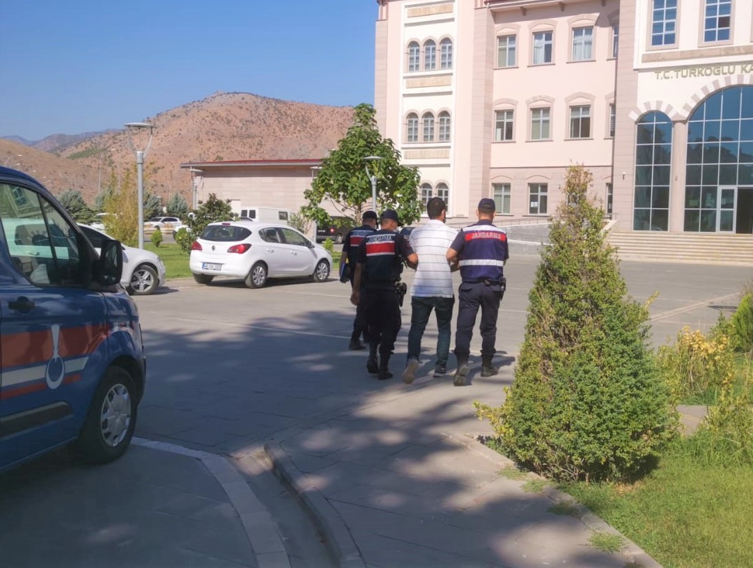Jandarma olarak tanıttı kendini! 15 bin TL vurgun yaptı Jandarma olarak tanıttı kendini! 15 bin TL vurgun yaptı