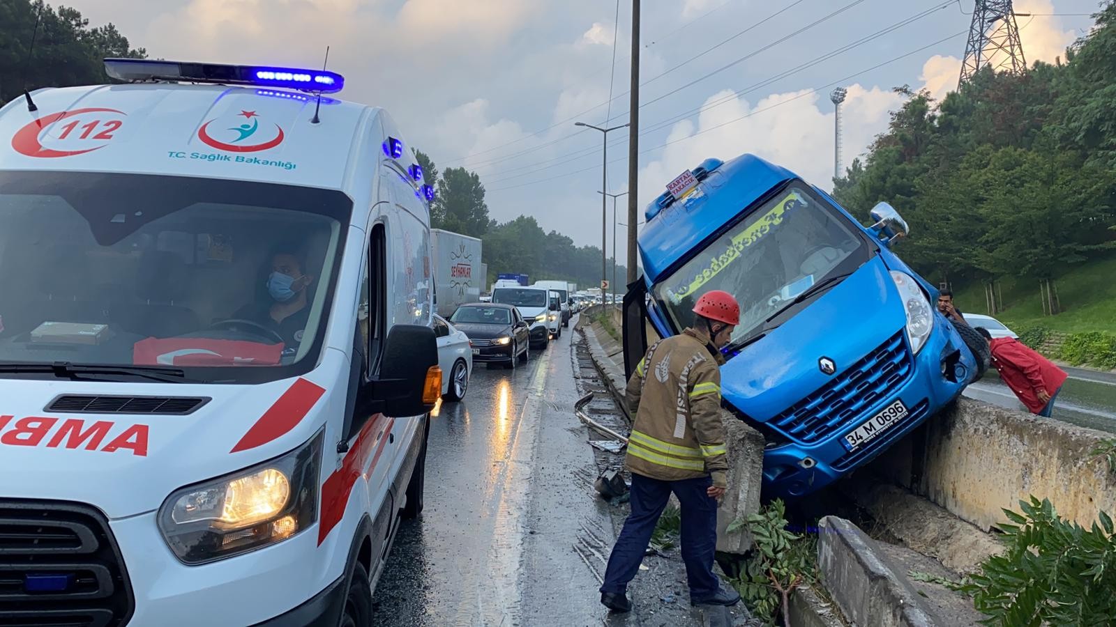 Sancaktepe’de tır yan yattı! 7 araç birbirine girdi