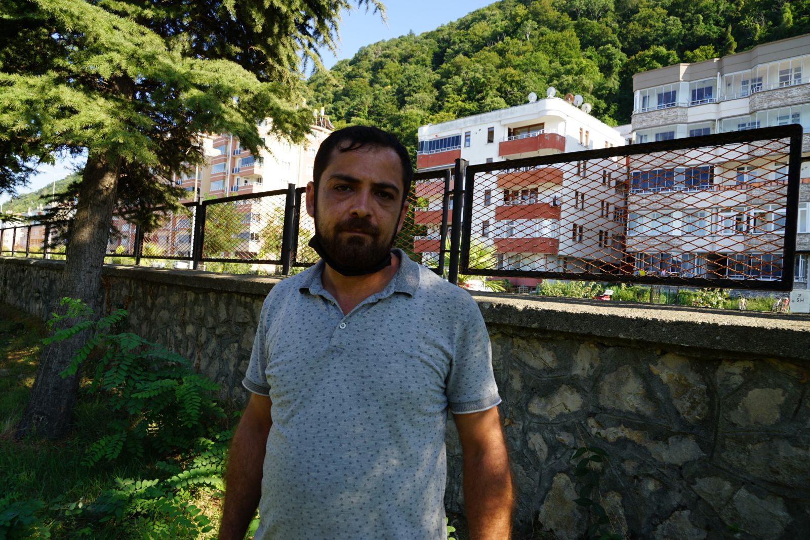 Sel suları arasında çırpındı! Dondurma bidonu ile hayatta kaldı