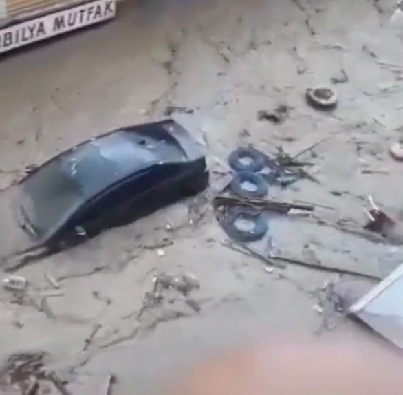 Sel suları arasında çırpındı! Dondurma bidonu ile hayatta kaldı