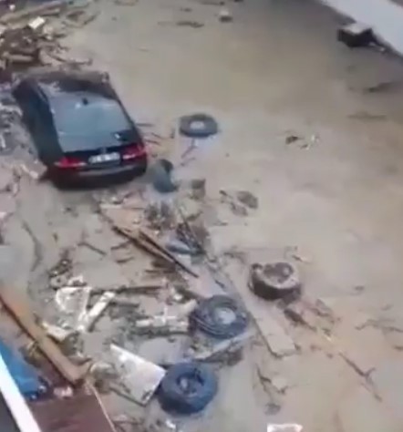 Sel suları arasında çırpındı! Dondurma bidonu ile hayatta kaldı