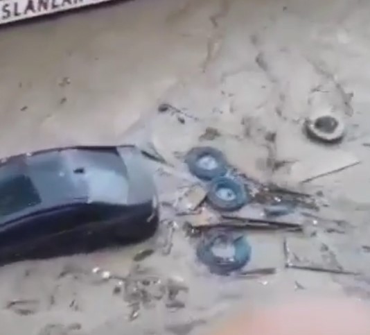 Sel suları arasında çırpındı! Dondurma bidonu ile hayatta kaldı