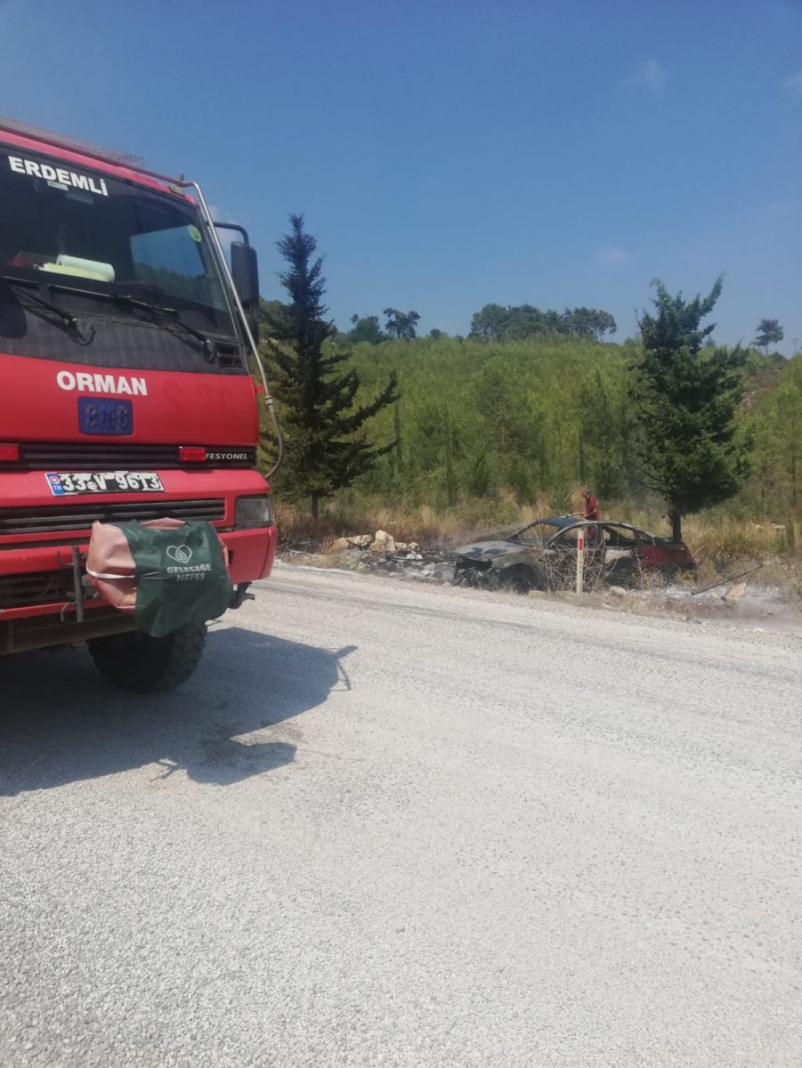 Otomobil aniden alev aldı! Yangın ormana sıçramadan söndürüldü Otomobil aniden alev aldı! Yangın ormana sıçramadan söndürüldü