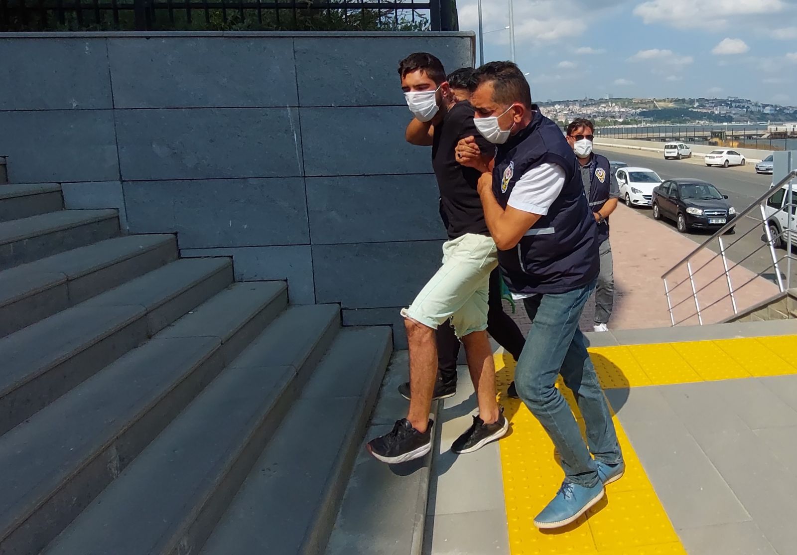 Dört farklı evi soydu! Yakalanınca da gazetecilere saldırdı