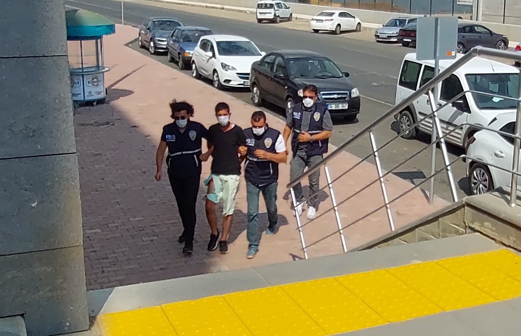 Dört farklı evi soydu! Yakalanınca da gazetecilere saldırdı