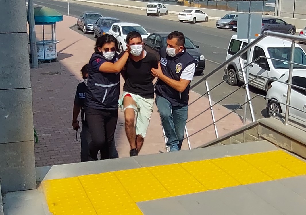 Dört farklı evi soydu! Yakalanınca da gazetecilere saldırdı