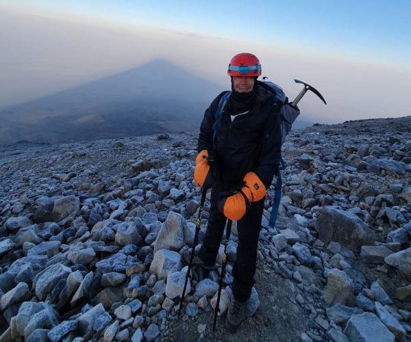 Yapamazsın dediler! O ise Türkiye’nin en yüksek dağına tırmandı